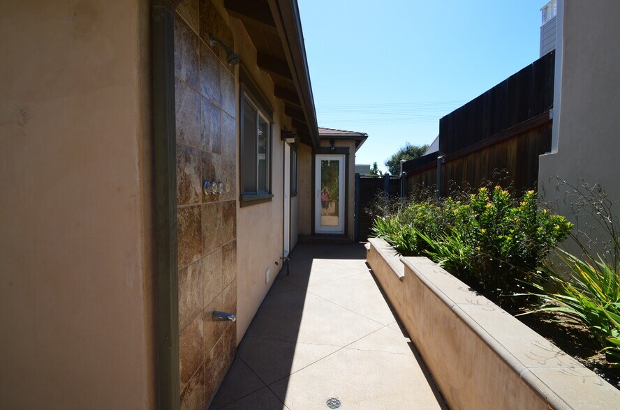 Building Photo - 7033 Draper Ave