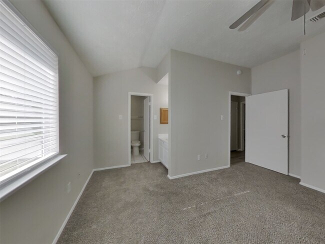 Building Photo - 2802 N Spring Dr