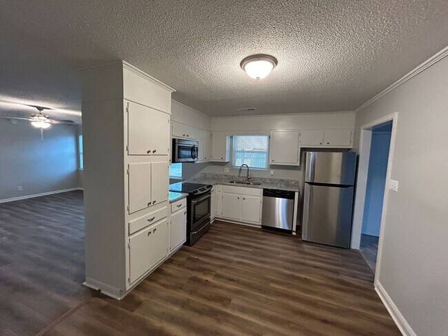 Building Photo - 2026 Woodmead St SW