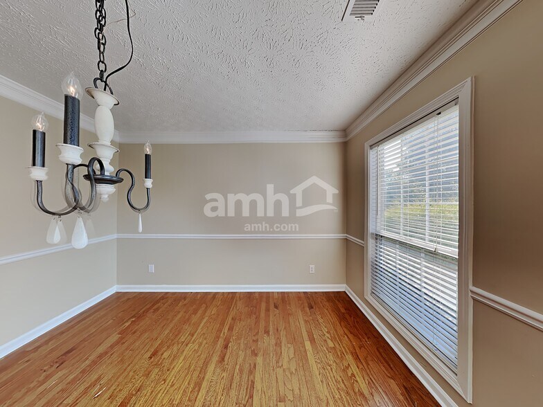 Building Photo - 1200 Evergreen Oak Way