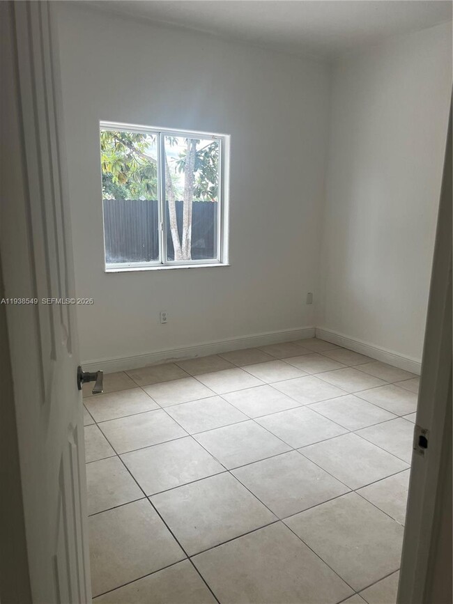 Building Photo - 1304 SE 7th Ct