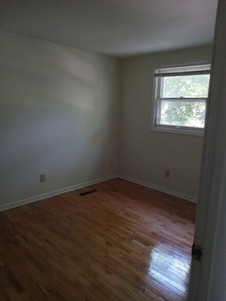 Building Photo - 1649 Greencrest Ave