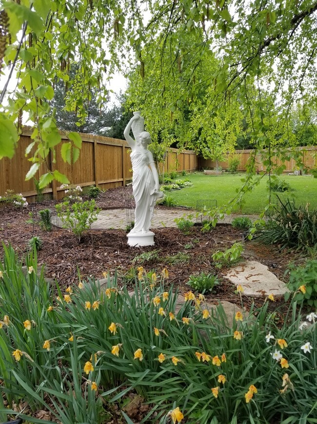 Building Photo - 206 N High Point Rd