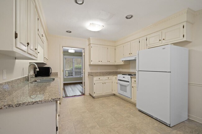 Building Photo - 3 Bedroom, 2.5 Bath Condo on the Pebble Creek Golf Course