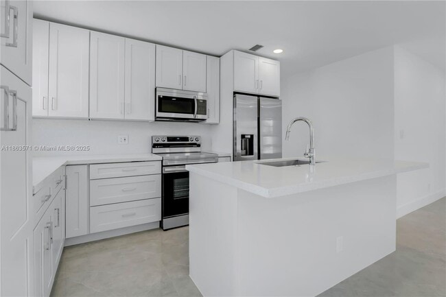 Building Photo - 1773 Lauderdale Manor Dr