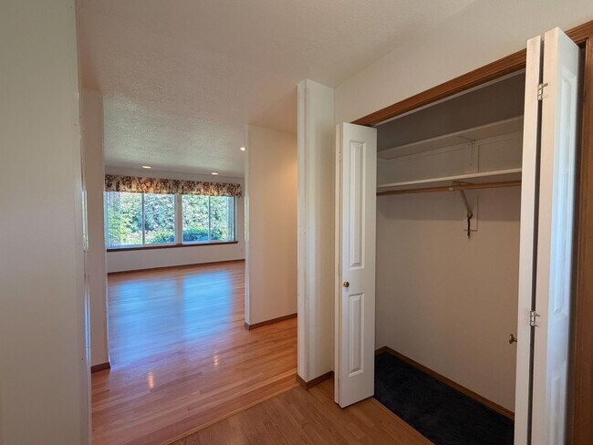 Building Photo - 364 SE Davis Ct