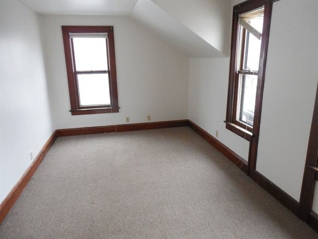 Building Photo - 916 N Durkee St
