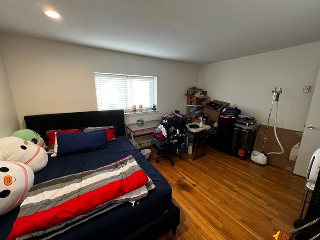 Building Photo - Huge 1 bedroom unit located next to the Green Line.