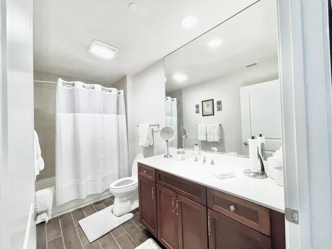 Building Photo - 1044 Bay Colony Dr S
