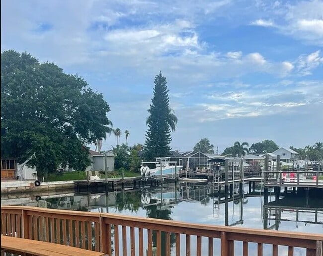 Building Photo - 8771 Bay Pointe Dr