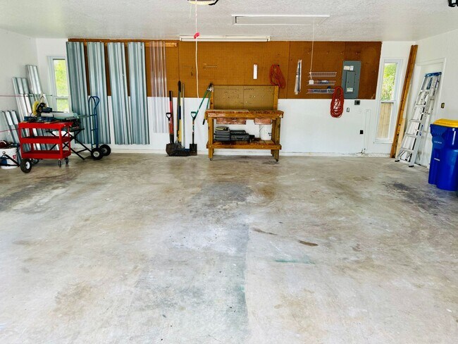 Building Photo - Boater's Dream: 4/2.5/3CG home in exclusiv...