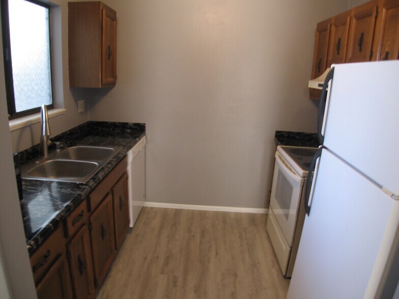 Building Photo - 3231 Lakeside Dr