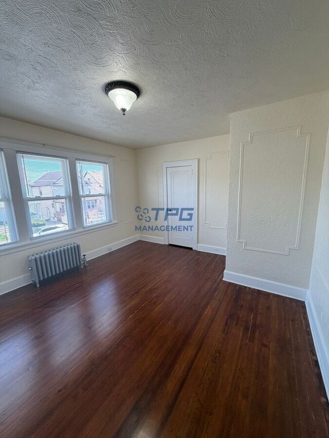 Building Photo - 318 E 19th St