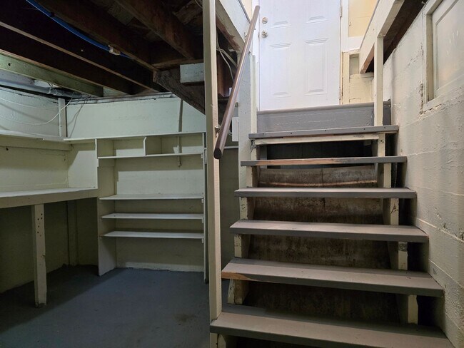 Building Photo - 2 Bedroom Duplex with Basement & 2-Car Garage