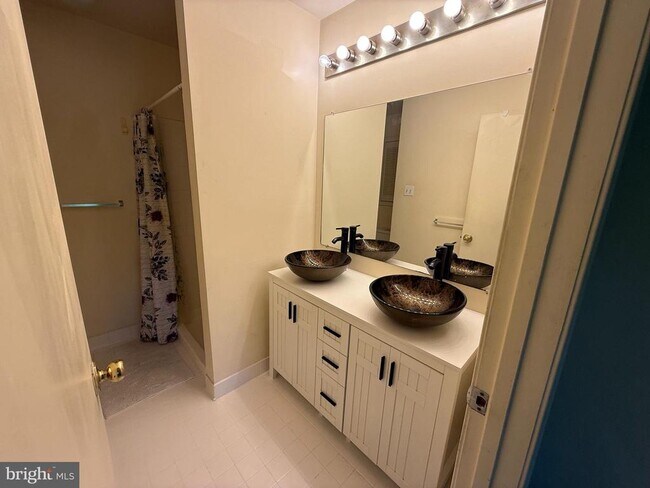 Building Photo - 4711 Leyden Way