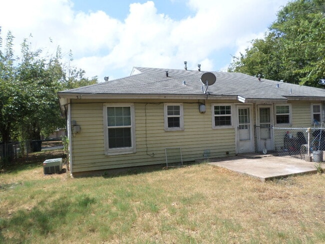Building Photo - 1811 Poage Ave