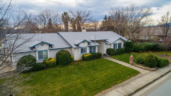 Building Photo - SPACIOUS 3 BED 2.5 BATH HOUSE WITH 3 CAR GARAGE