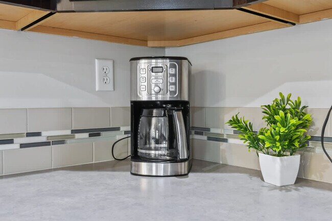 Building Photo - 2023 E Elm Grove Dr