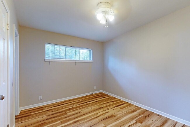 Building Photo - 1025 Louise Ln