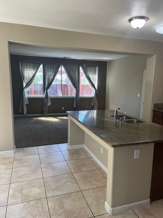 Building Photo - 3 bedroom 3 bathroom with bonus room in No...