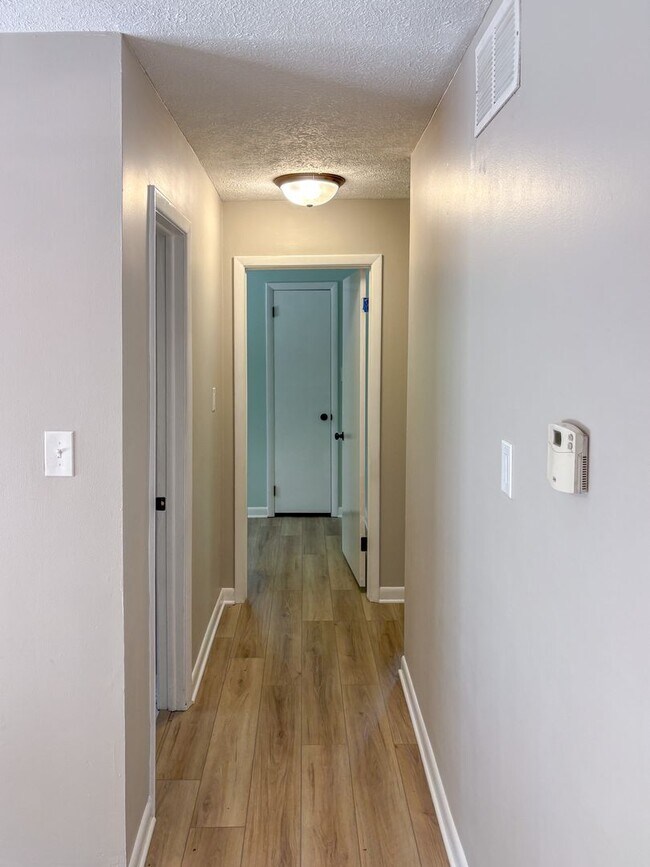 Building Photo - Single Family Residence