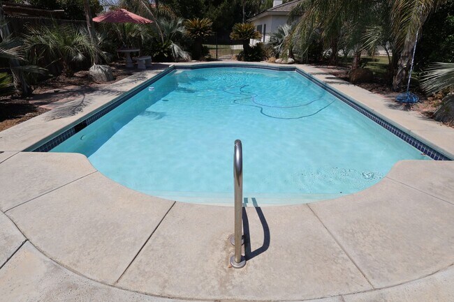 Building Photo - Beautiful home with paid Solar in Seven Oaks!