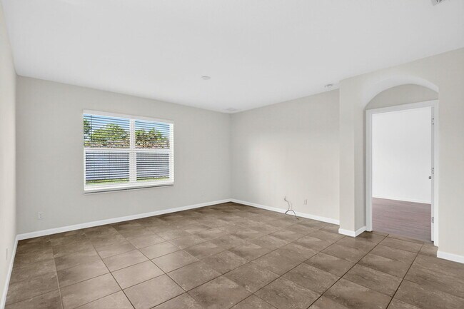 Building Photo - 393 SW Tarra Ave