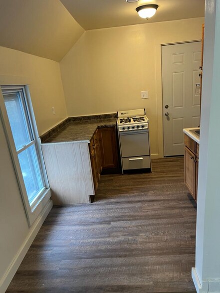 Building Photo - 802 Elm St