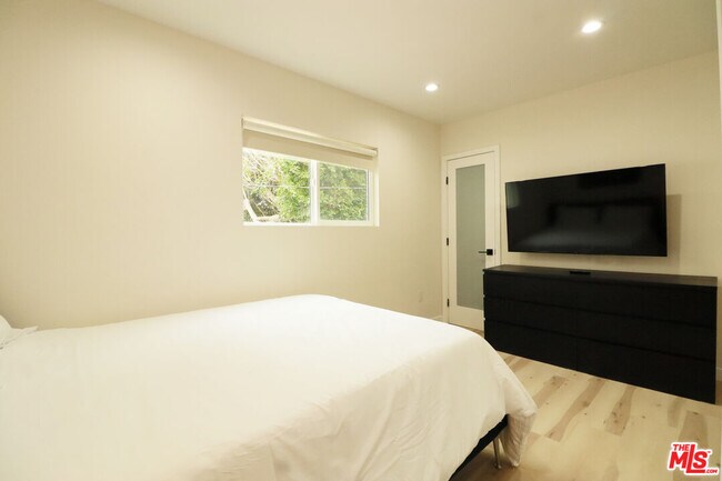 Building Photo - 9042 Phyllis Ave