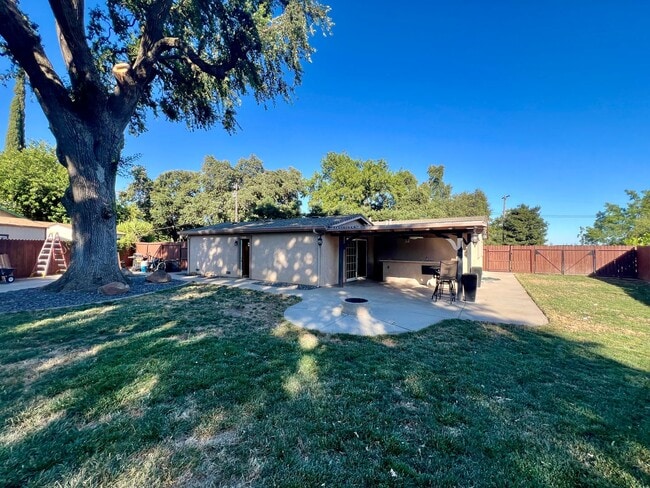 Building Photo - Well maintained single story on over half an acre lot!