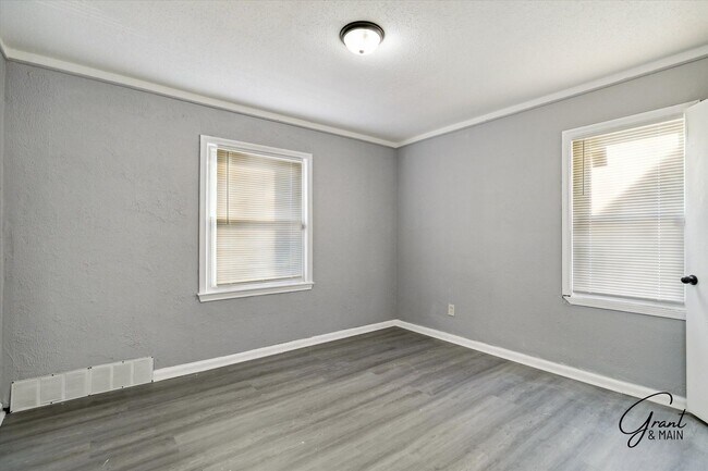 Building Photo - 3 bedroom bungalow - $1325