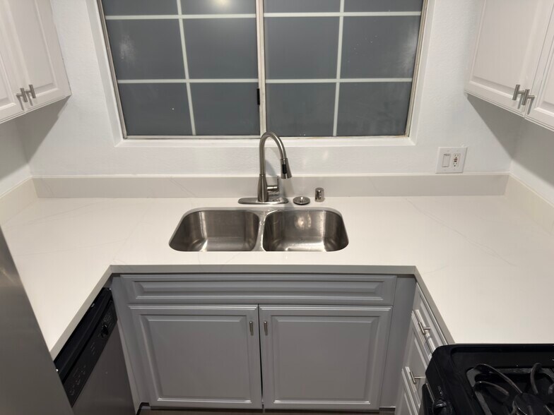 Kitchen - 5515 Canoga Ave