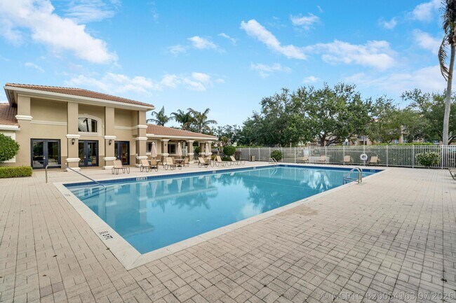 Building Photo - 121 SW Palm Dr