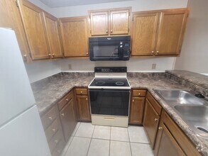 Building Photo - 2 bedroom Ground Floor!