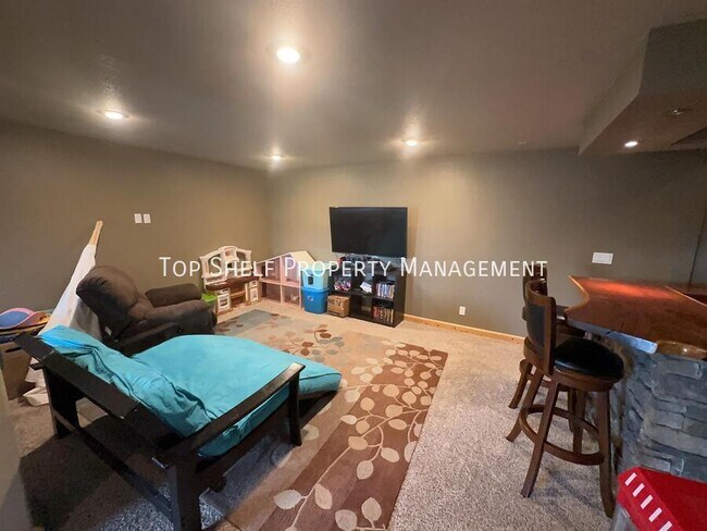 Building Photo - 332 NW Driftwood Dr