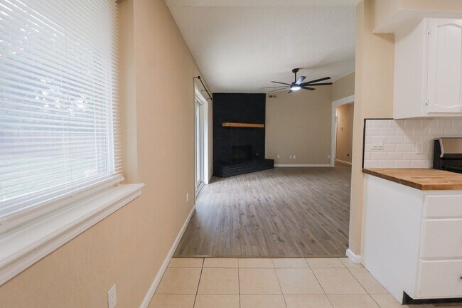 Building Photo - 3 bed/2bath! Fully remodeled!