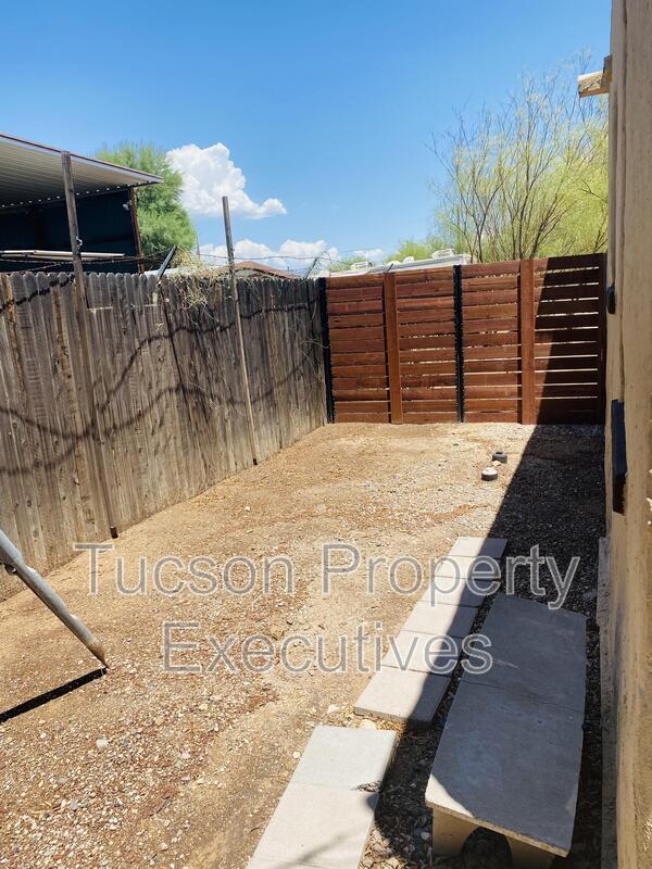 Building Photo - 2632 N Stone Ave