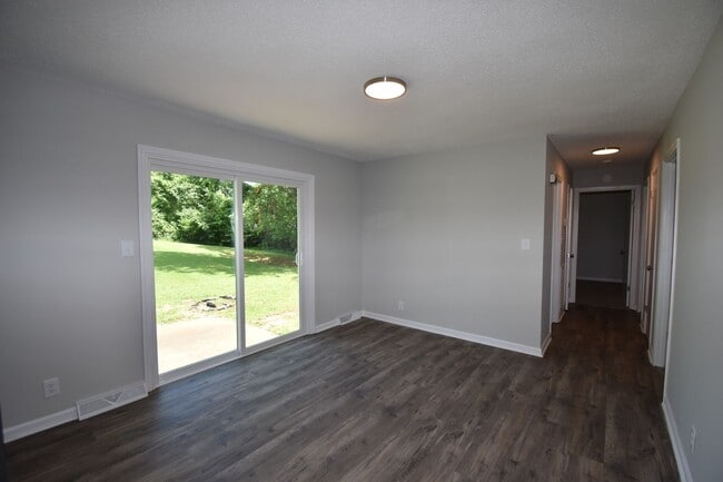 Building Photo - Renovate Dog Friendly Home For Rent Near Cunningham Lane!