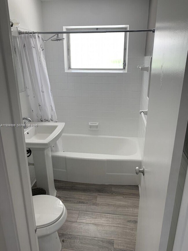 Building Photo - 707 Greenbriar Dr