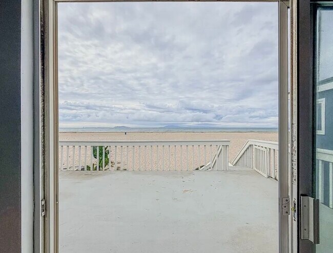 Building Photo - 4027 Ocean Dr