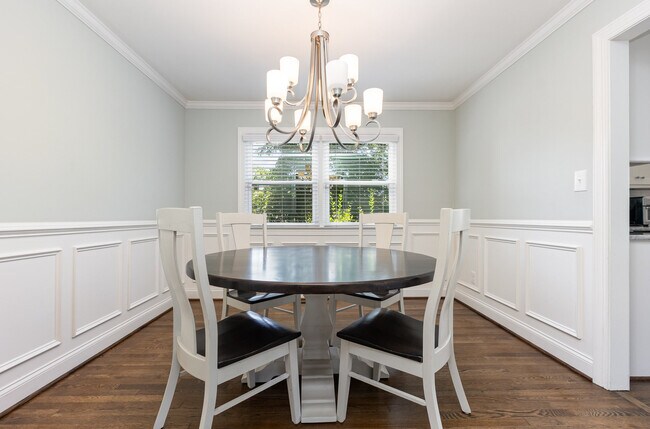 Building Photo - 4901 Stonehill Dr