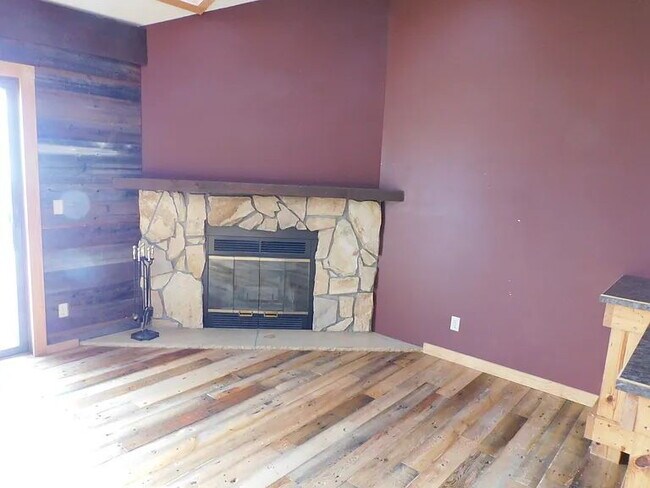 Building Photo - "Charming 2-Bed Retreat: Your Cozy Getaway...
