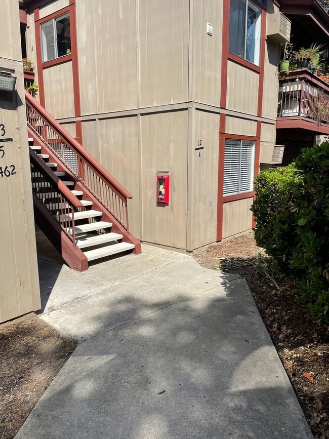 Building Photo - Bright and Charming 3 Bedroom 2 Bath Condo...