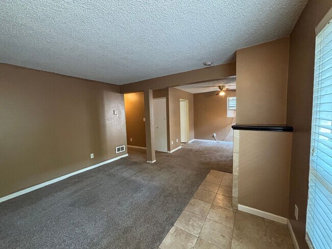 Building Photo - $200 Off First Month - Charming Ground-Level Apartment in the Heart of Fort Collins