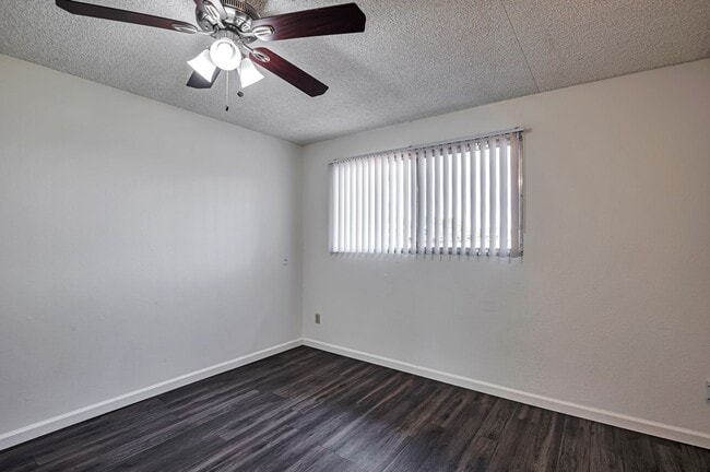 Building Photo - 6 Bedroom 3.5 Bath, Large Pool and Backyard