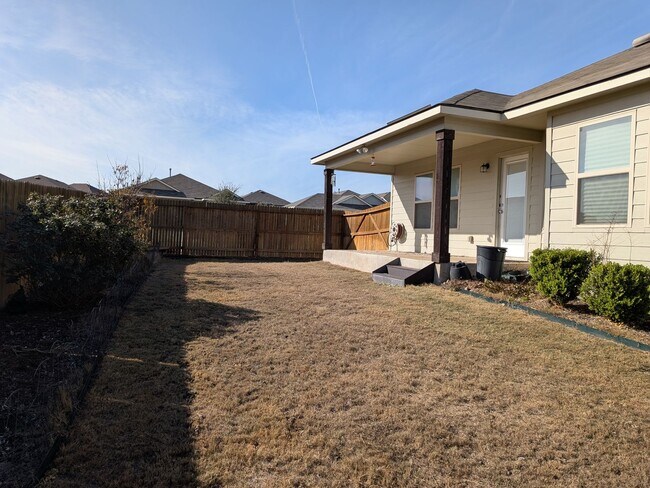 Building Photo - 1 story gem with quick access to Randolph!!