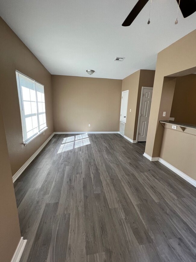 Interior Photo - 1605 W Common