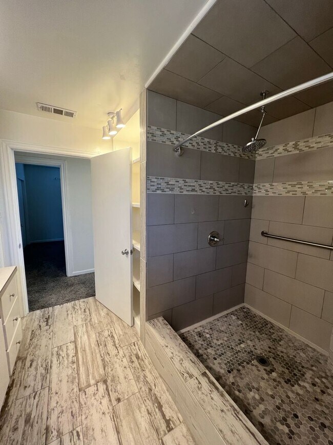 Building Photo - 4bd 3 bath