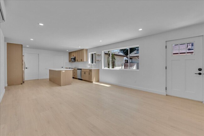 Building Photo - 6915 Encino Ave