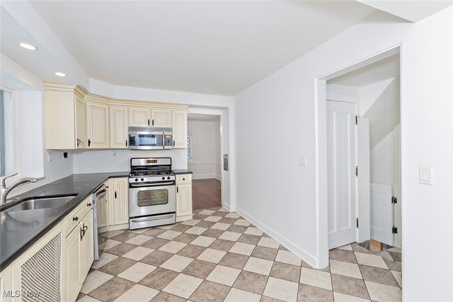 Building Photo - 7020 S Woodland Rd